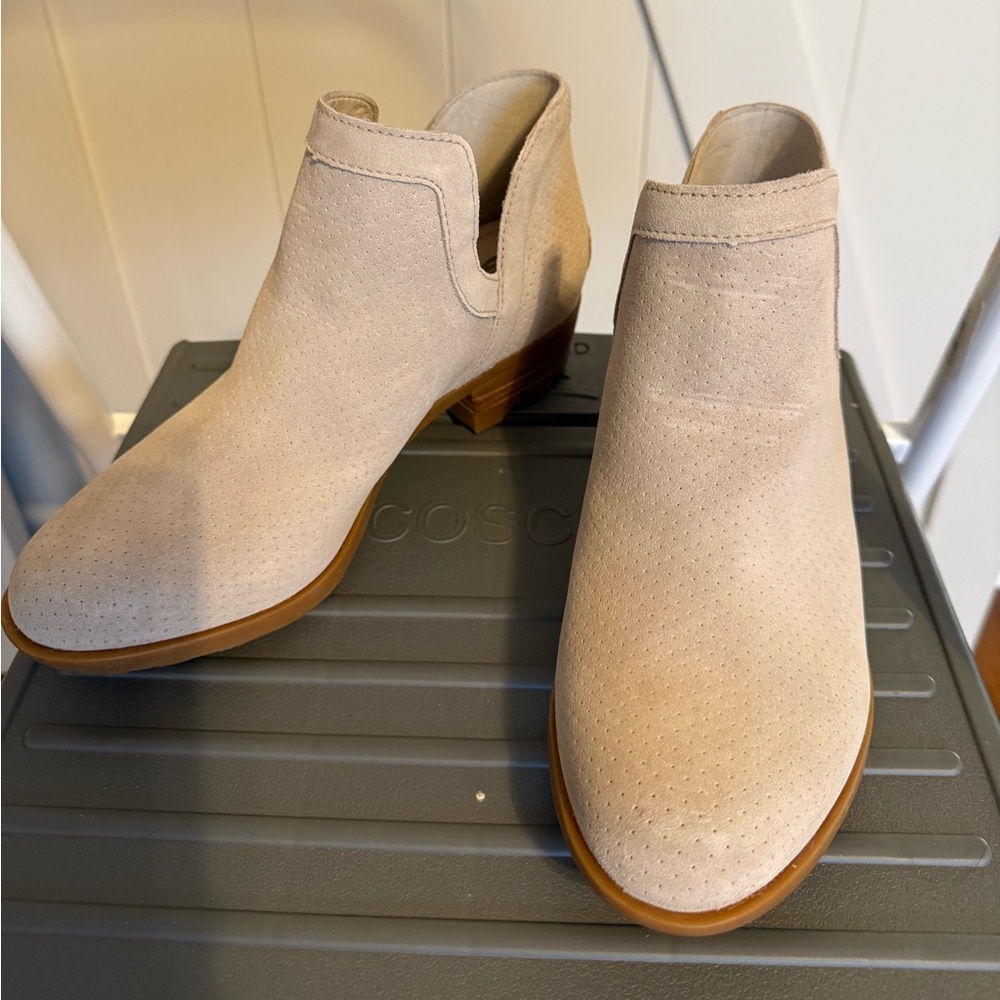Sorel Lolla Cut-Out booties